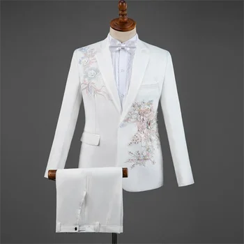 Nauji kostiumai, vyriški švarkai, švarkeliai blizgančiais lipni trimatis gėlių emcee priimančiosios dainininkas etape choras jaunimo kostiumas baltas